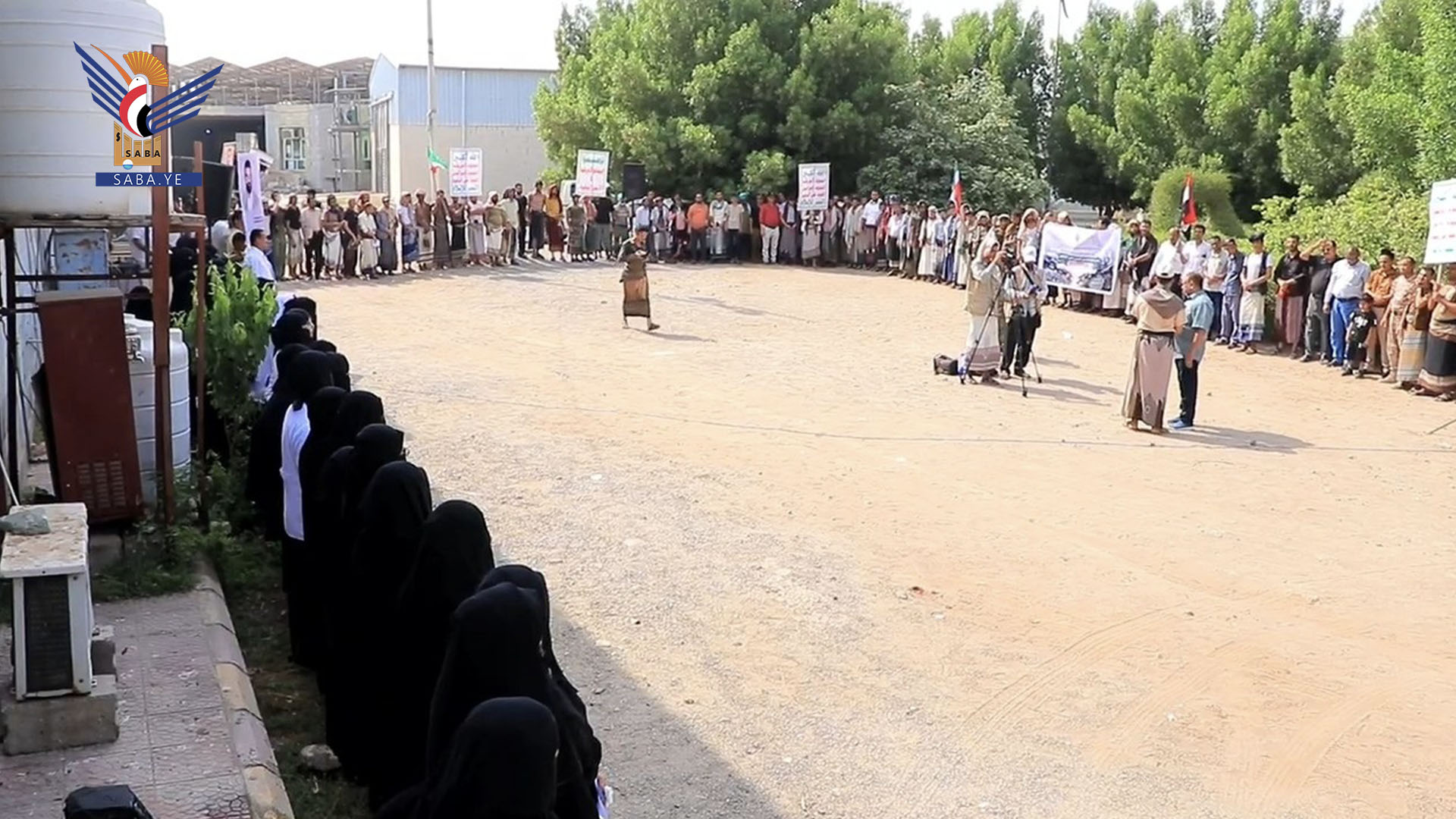 وقفات حاشدة لمكاتب ومؤسسات حكومية بالحديدة إعلاناً للجهوزية والنفير