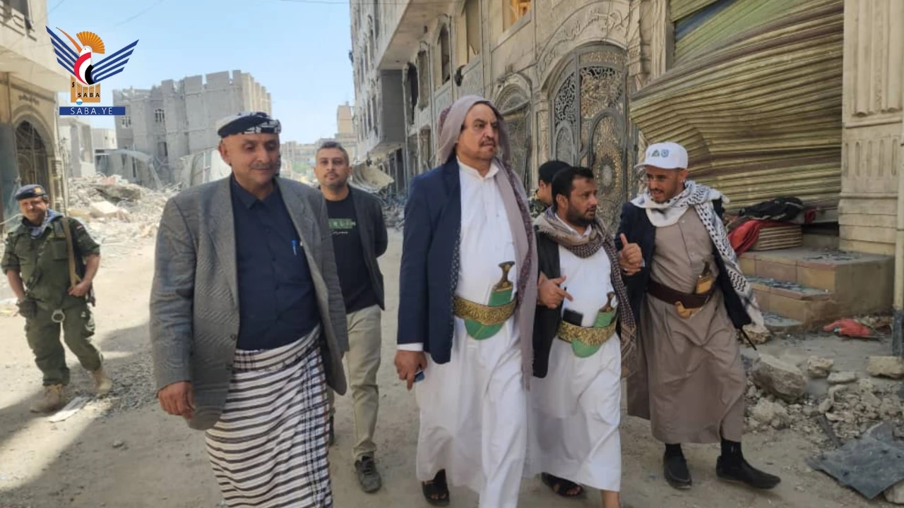 أمين العاصمة يطلع على أضرار العدوان الصهيوني الإرهابي بحي الرقاص