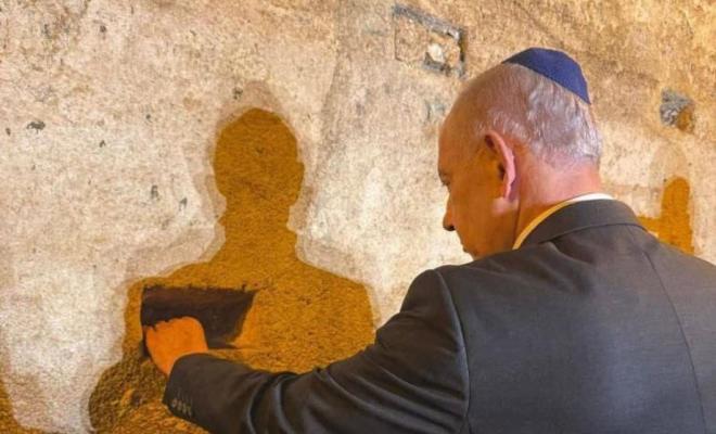 "حماس": اقتحام المجرم نتنياهو ساحة البراق وتدنيس المستوطنين لباحات الأقصى خطوة استفزازية مرفوضة