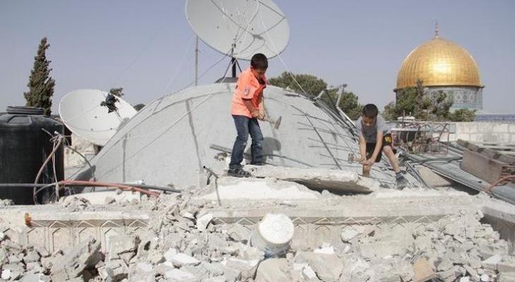 العدو الإسرائيلي يحرق منزلا داخل مخيم نور شمس في طول كرم ويُجبر مقدسيا على هدم منزله ذاتيا