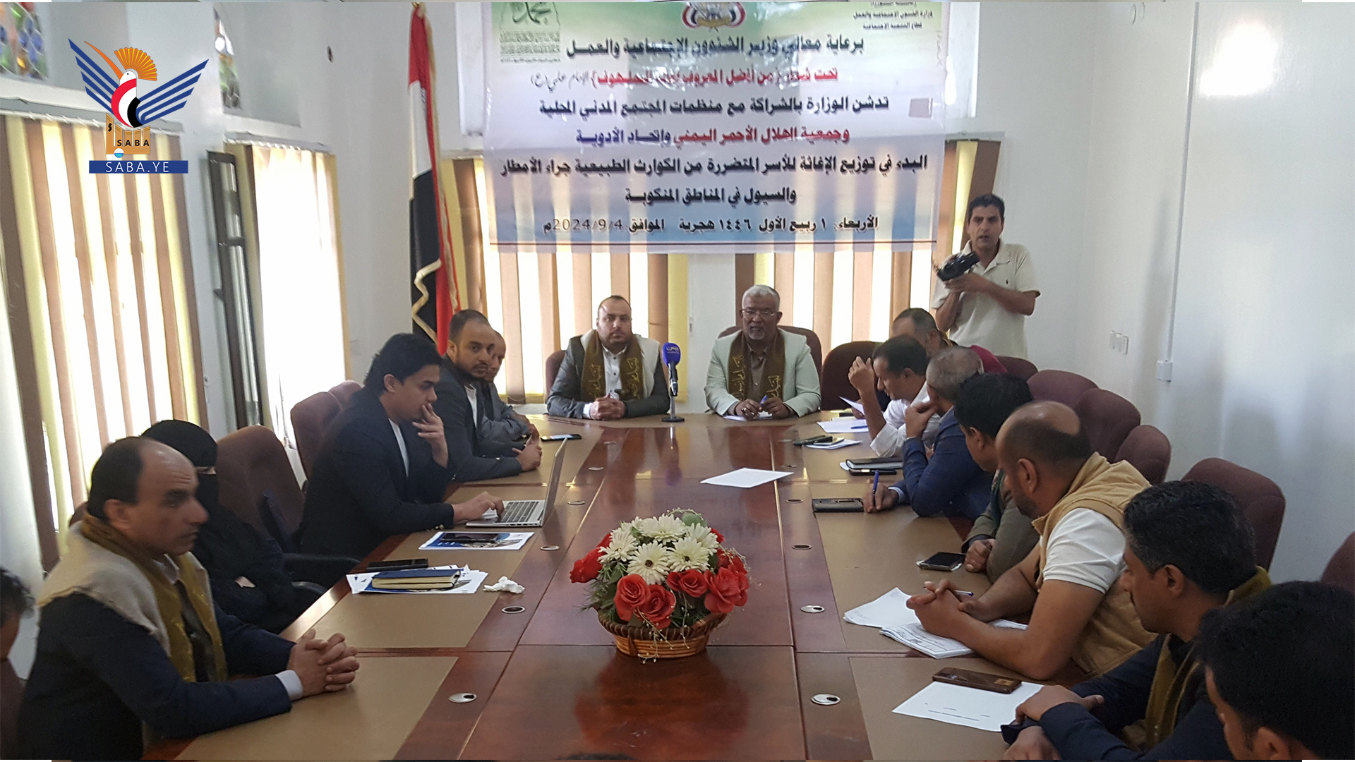 وزارة الشؤون الاجتماعية تدشن توزيع الاغاثة للأسر المتضررة في المناطق المنكوبة