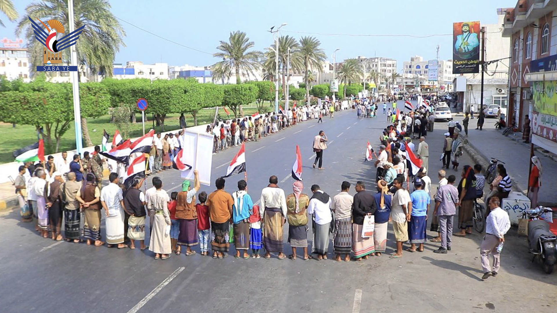 وقفة لأبناء مربع مدينة الحديدة لإعلان النفير والجهوزية لمواجهة التصعيد الصهيوني