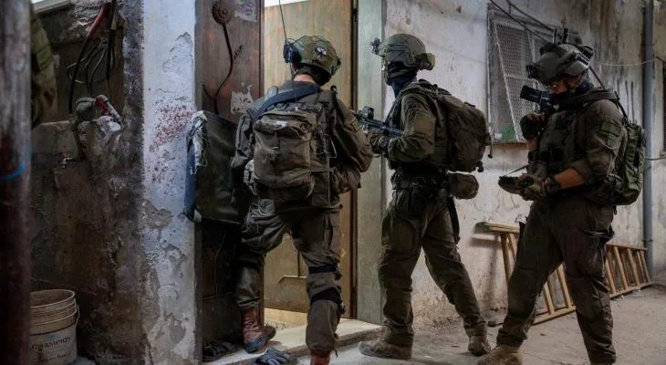 العدو يعتقل 19 فلسطينيا بينهم صحفيان في الضفة