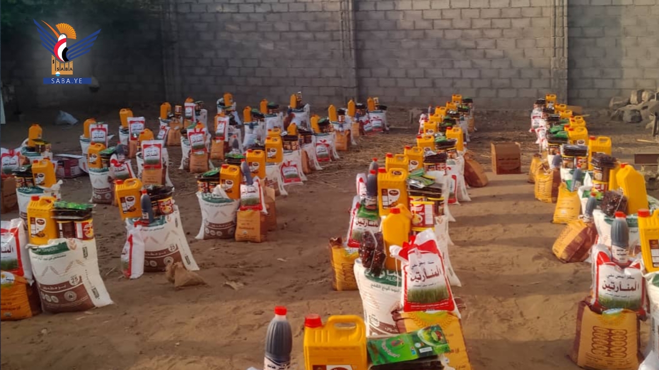 تدشين توزيع ألف سلة غذائية للأسر الفقيرة بمديريتي الصليف والزيدية بالحديدة