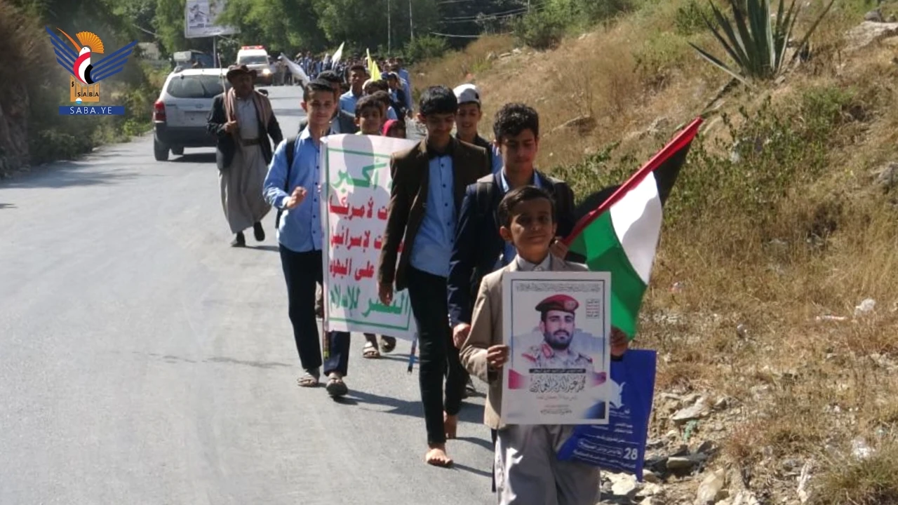 مسير لطلاب ثانوية المداني للمتفوقين بحجة بالذكرى السنوية للشهيد