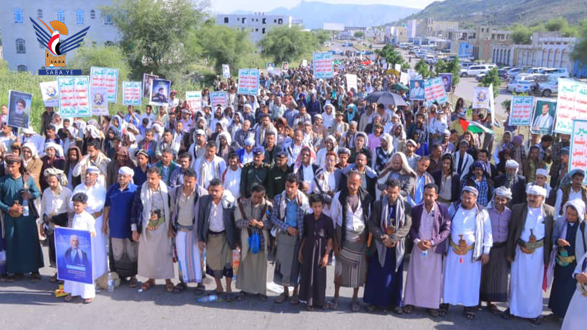 حشود كبرى في 14 ساحة بتعز بعنوان "مع غزة ولبنان .. صف واحد كالبنيان"