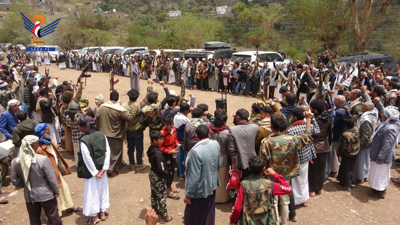 إب.. وقفة في عزلة الحرث تنديدًا بالعدوان الأمريكي على المدنيين