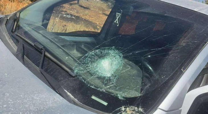 مستوطنون يهاجمون مركبة بالحجارة ويصيبون 5 فلسطينيين قرب رام الله