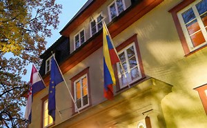 كراكاس تغلق سفارتها في أوسلو بعد أيام من منح جائزة نوبل للسلام لزعيمة المعارضة