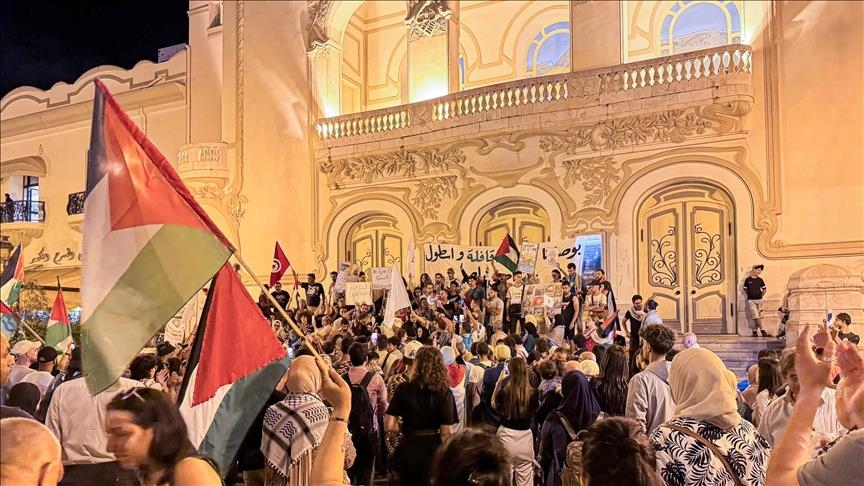 لليوم الثالث.. تونسيون يعتصمون أمام سفارة واشنطن دعما لناشطي أسطول الصمود