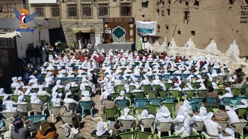 المدرسة الشمسية بمدينة ذمار تكرم أبناء الشهداء وطلابها المتفوقين