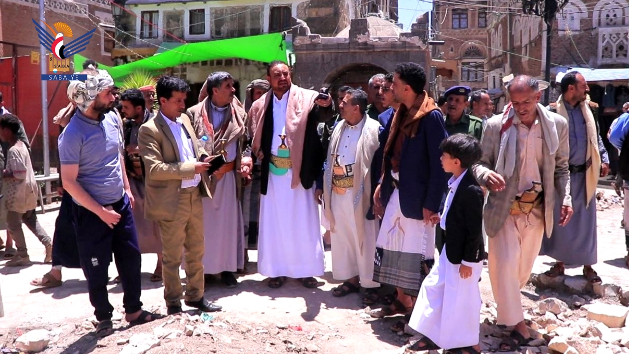 أمين العاصمة يتفقد أعمال إصلاح خط الصرف الصحي المنهار في باب اليمن