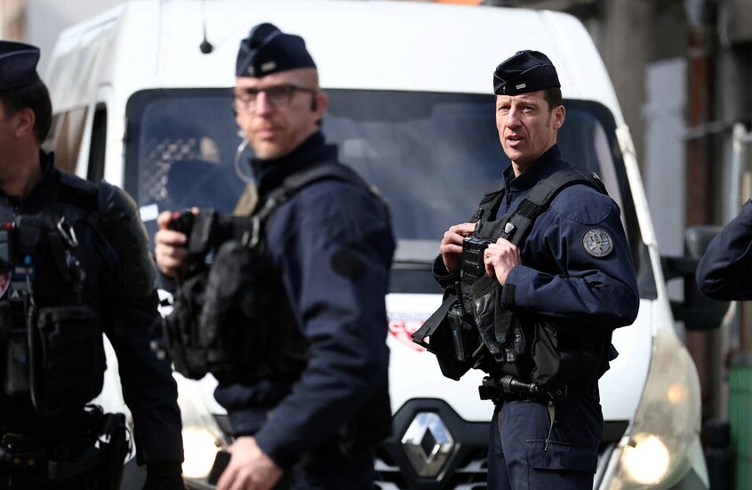 مقتل شخص واصابة ثلاثة في عملية طعن بالقرب من مدرسة فرنسية