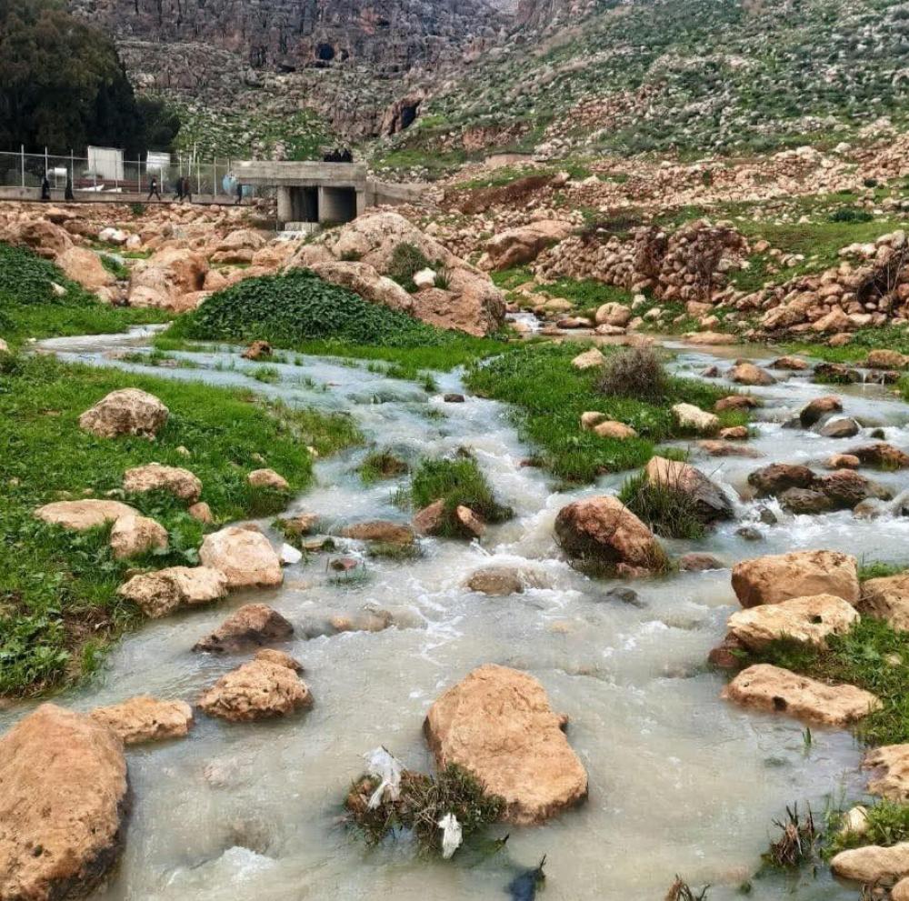 مستوطنون يواصلون اعتداءاتهم بوقف ضخ المياه في برام الله ونصب خيمه بالخليل