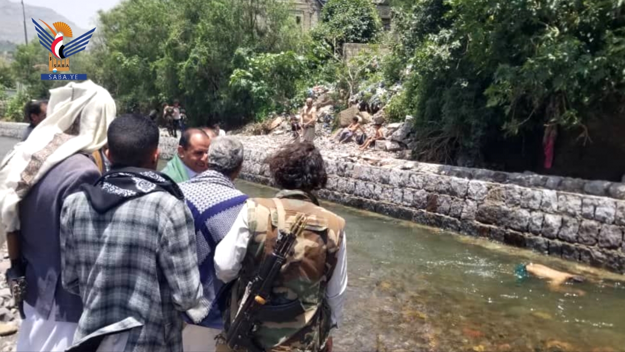 الاطلاع على أضرار السيول بمشروع الجدار الساند لحي وطن في مديرية السدة بإب