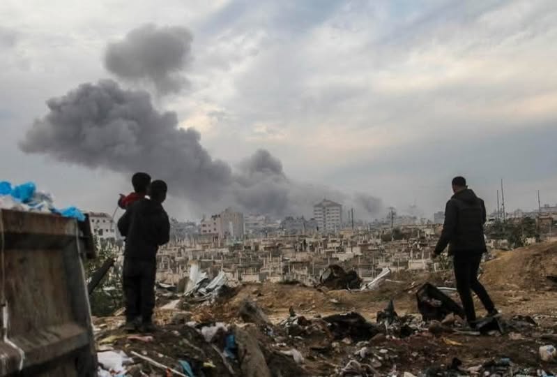 استشهاد فلسطيني وإصابة آخرين إثر قصف صهيوني لمنزل جنوب مدينة غزة