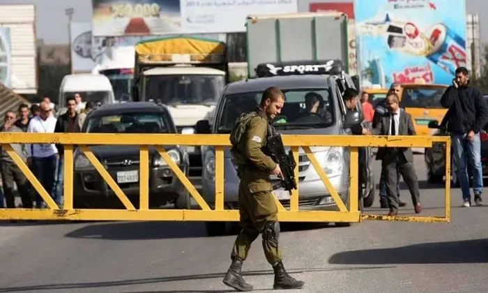 العدو الصهيوني يواصل إغلاق مداخل رام الله ويقتحم بلدات في الضفة