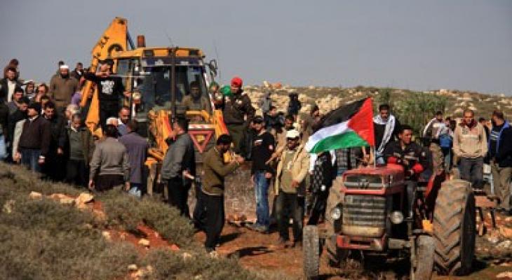 العدو الصهيوني يستولي على أراض زراعية وطرق تربط قرى بمسافر يطا