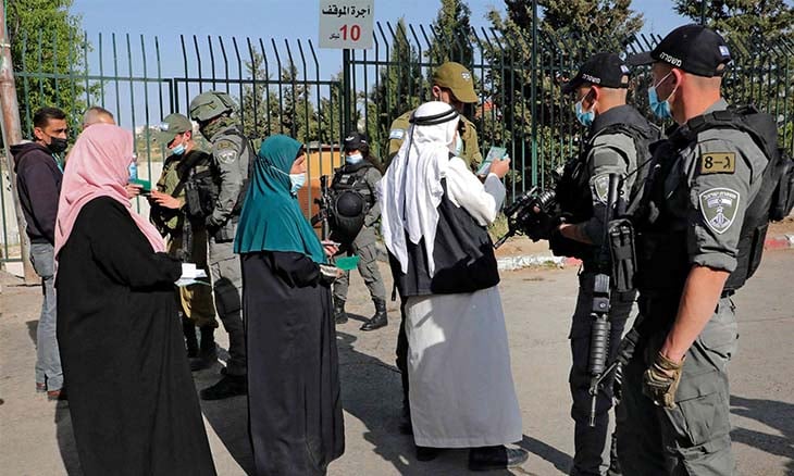 قوات العدو الصهيوني تعتدي على المصلين في بيت فجار