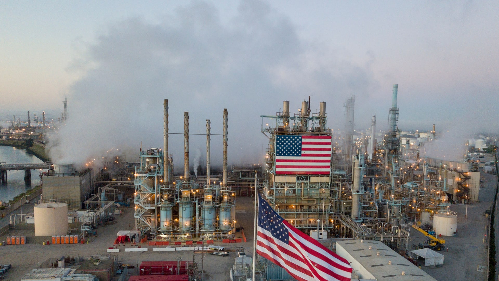 تراجع أكبر من المتوقع في مخزونات النفط الأمريكية