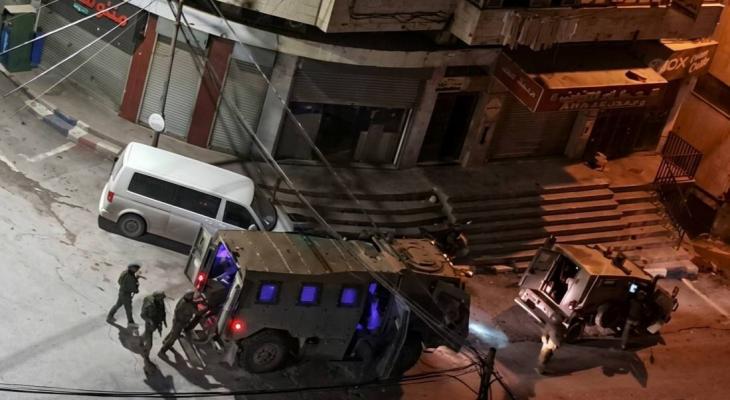 العدو الإسرائيلي يعتقل 10 فلسطينيين من الضفة الغربية