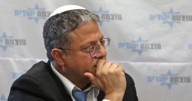 الإرهابي بن غفير يقتحم زنازين الأسرى الفلسطينيين ويهدد بإعدامهم الإرهابي بن غفير يقتحم زنازين الأسرى الفلسطينيين ويهدد بإعدامهم