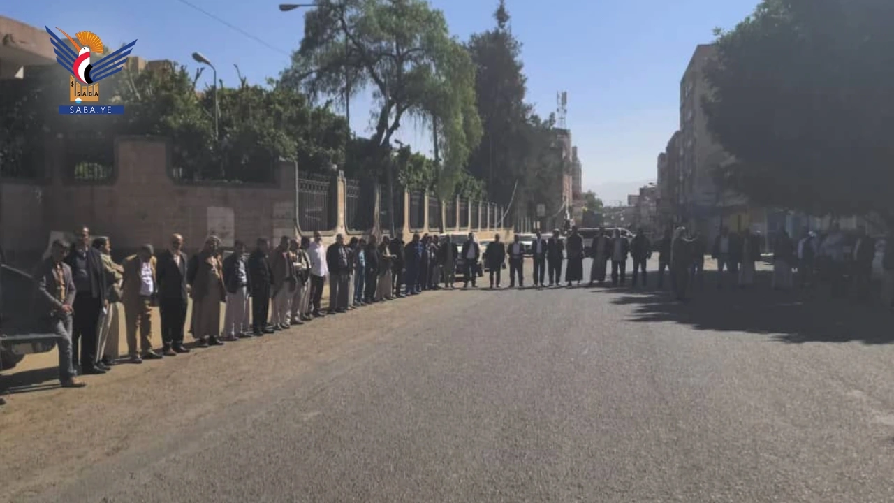 وقفة لموظفي مؤسسة المياه بأمانة العاصمة للتأكيد على الجهوزية لمواجهة الأعداء