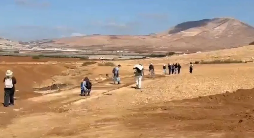 متضامنون أجانب يحاولون كسر الحصار عن  خربة "الرأس الأحمر" بالأغوار