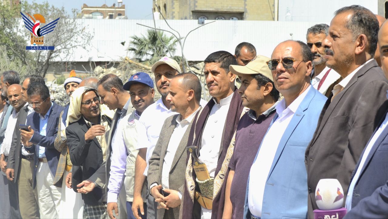 وقفة احتجاجية بمسرح جريمة العدوان الإسرائيلي على صحيفتي 26 سبتمبر واليمن