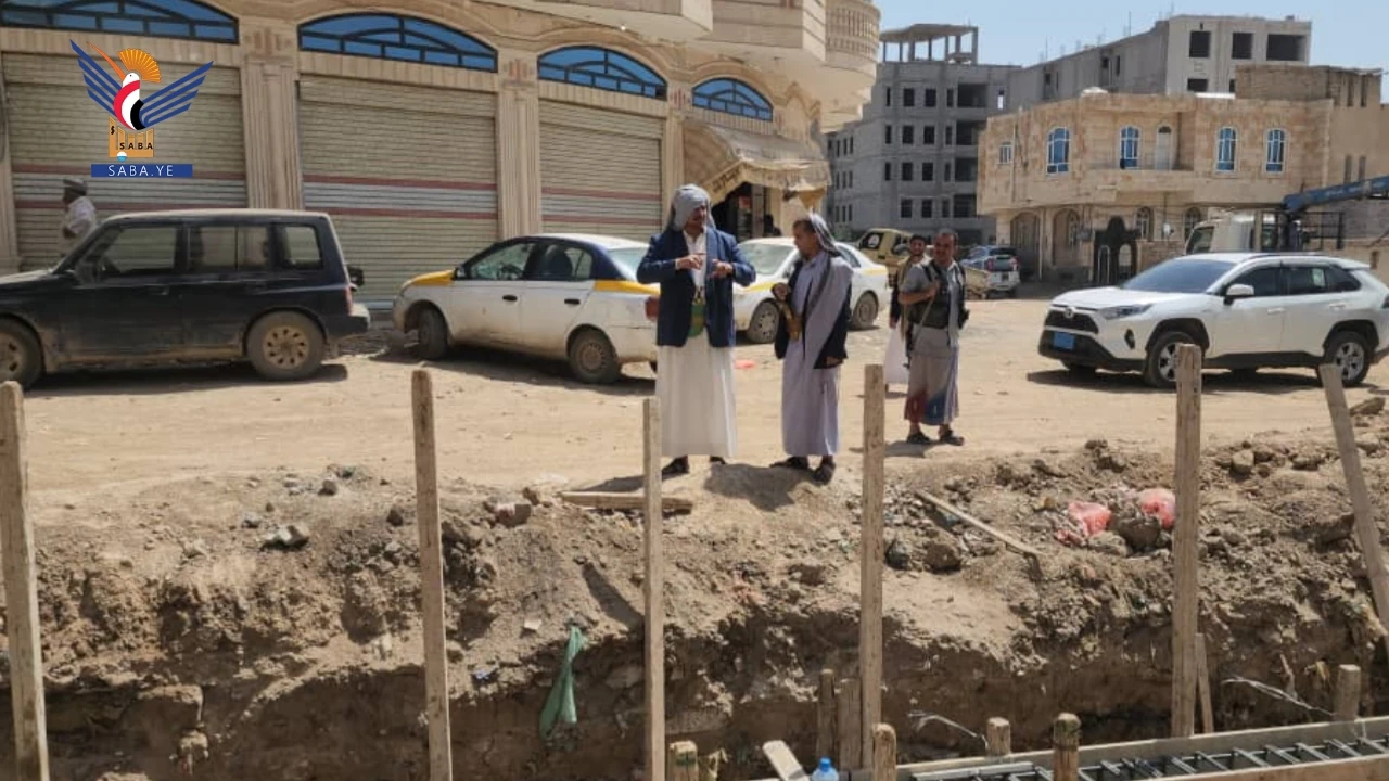 الاطلاع على تنفيذ قناة تصريف مياه الأمطار وتسوية شوارع بمديرية بني الحارث بمبادرة مجتمعية