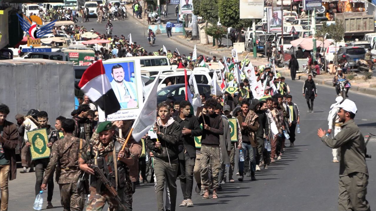 إب .. مسير لخريجي دورات التعبئة من طلاب الجامعات