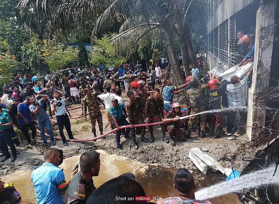 ارتفاع حصيلة ضحايا تحطم الطائرة البنغالية إلى 27 قتيلا   ارتفاع حصيلة ضحايا تحطم الطائرة البنغالية إلى 27 قتيلا