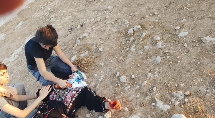 إصابة 7 فلسطينيين والاستيلاء على جرارين بهجوم للمستوطنين شرق رام الله