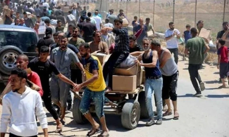 استشهاد 7 فلسطينيين وإصابة آخرين في مجزرة "إسرائيلية" استهدفت منتظري المساعدات بغزة