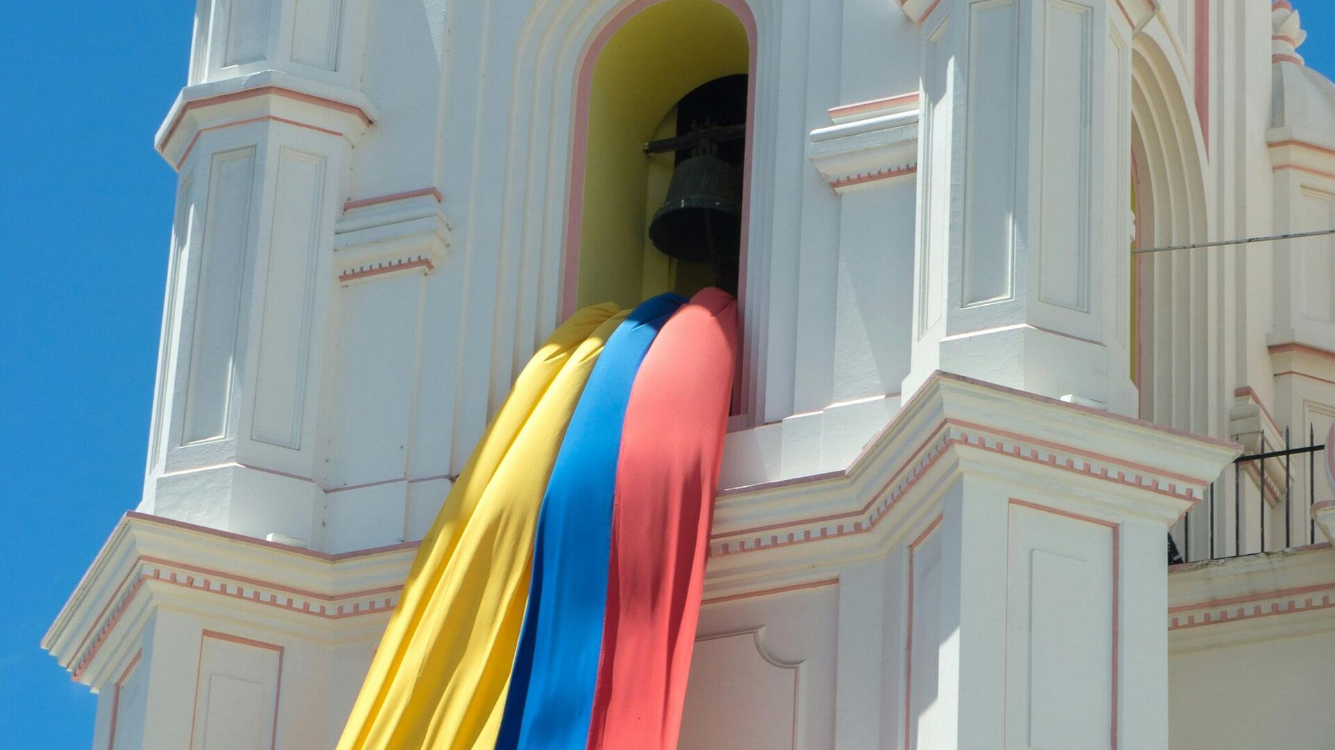 سيناتور كولومبي يتعرض لإطلاق نار خلال خطاب له وسط أنصاره