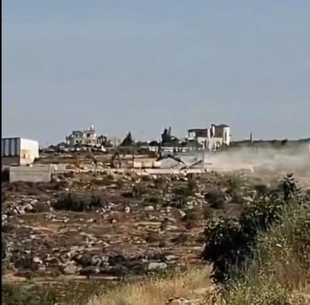 العدو الإسرائيلي يهدم مصنعا في خربثا بني حارث غرب رام الله