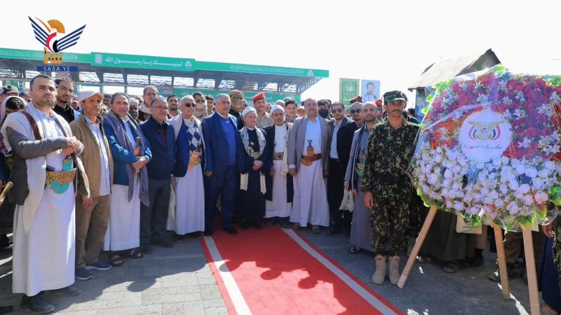 قيادات مكتب الرئاسة يزورون أضرحة ومعارض صور الشهداء