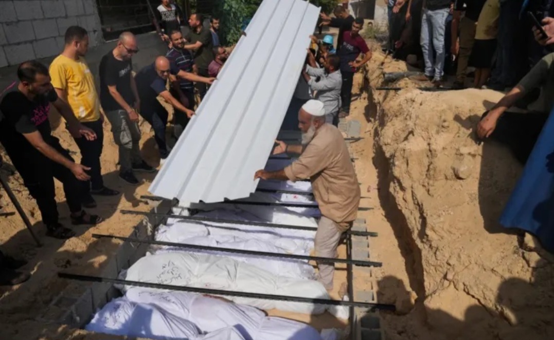 عجز المقابر في غزة يُجبر الأهالي على دفن الشهداء بمقابر بدائية وسط كارثة إنسانية