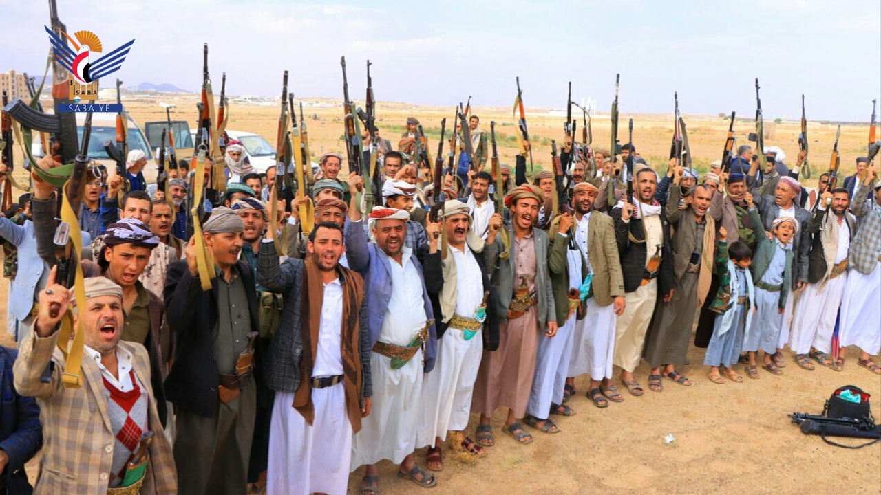 وقفة جماهيرية مسلحة بمديرية همدان تأييدًا لموقف قائد الثورة المناصر لغزة