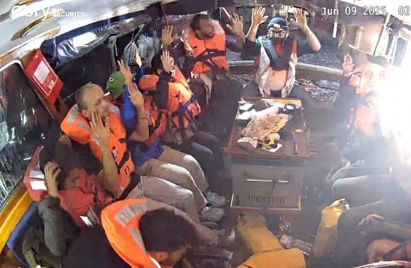 ألبانيزي.. 5 زوارق سريعة للاحتلال الإسرائيلي وصلت السفينة وأحاطت بها