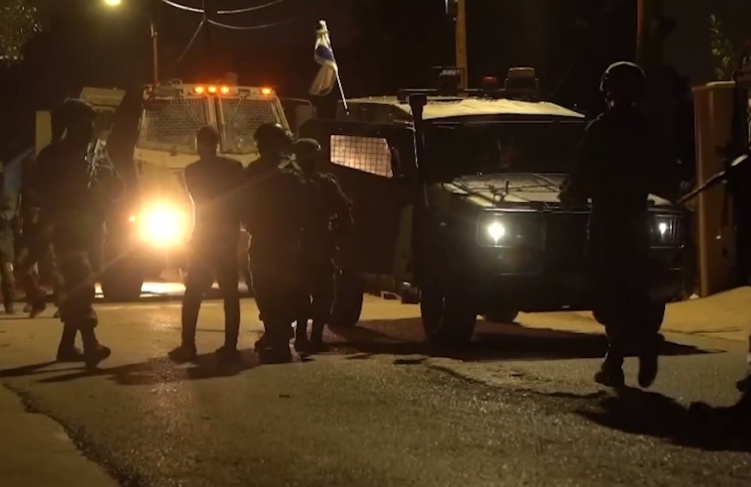 العدو الإسرائيلي يعتقل طفلا فلسطينيا خلال اقتحام قرية النبي صالح