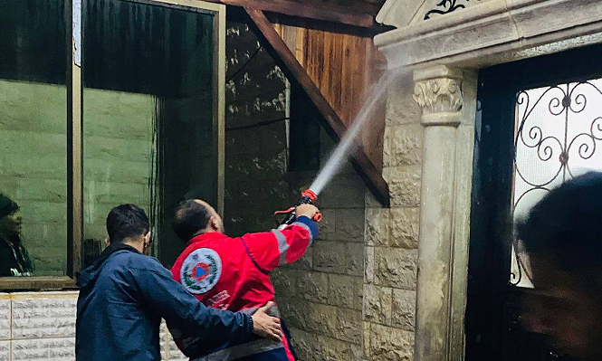 مستوطنون صهاينة يحرقون مسجدا في دوما جنوب نابلس