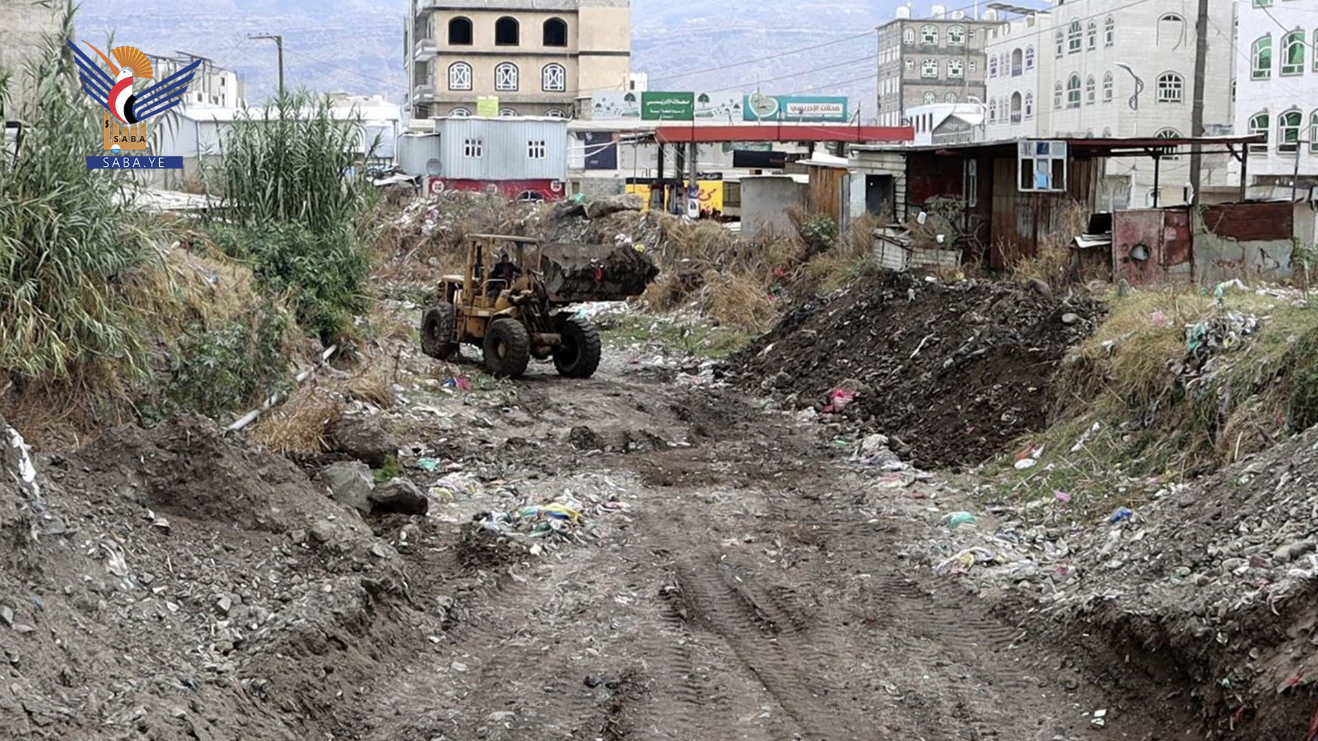 الاطلاع على أعمال تنظيف وتوسعة السوائل وفتح العبارات بمركز محافظة إب