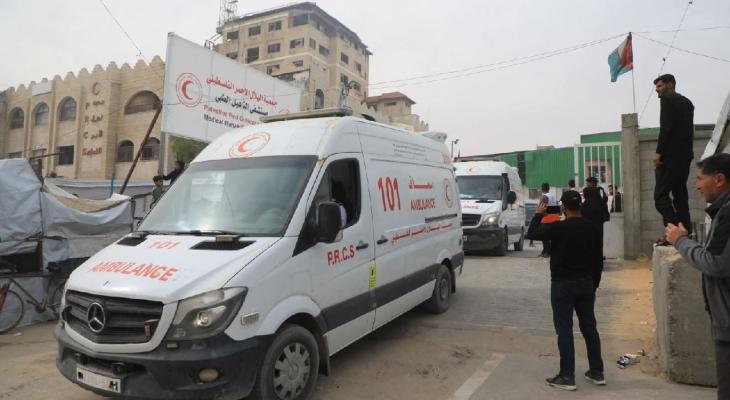 "الهلال الأحمر" يعلن مغادرة 183مريضا فلسطينيا ومرافقيهم عبر معبر رفح