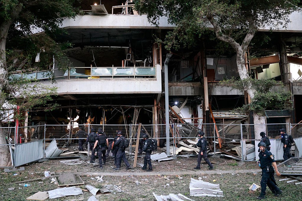 مئات المستوطنين يفرّون عبر البحر إلى قبرص خشية القصف الإيراني