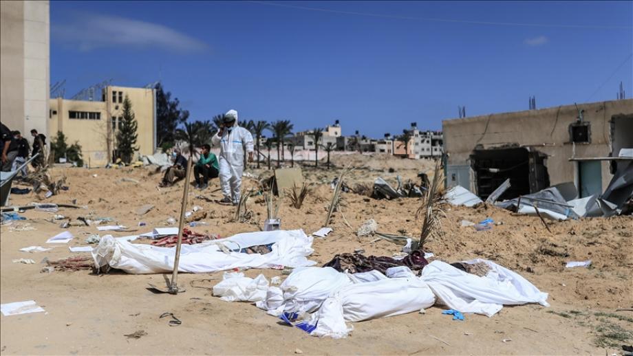 قوات العدو الإسرائيلي تجبر أهالي قرية فلسطينية على إخراج جثمان ميت من قبره