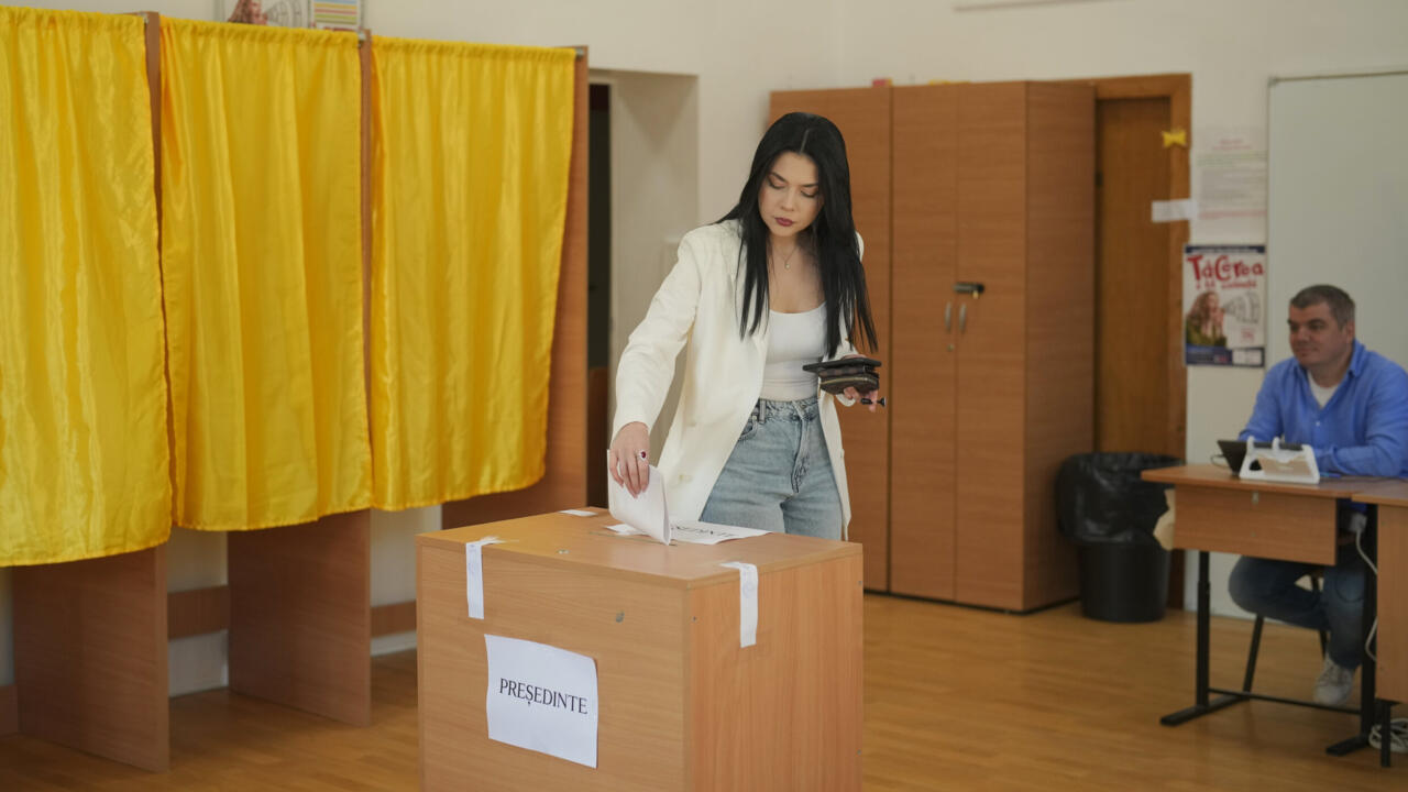 الناخبون الرومانيون يصوتون لاختيار رئيسهم