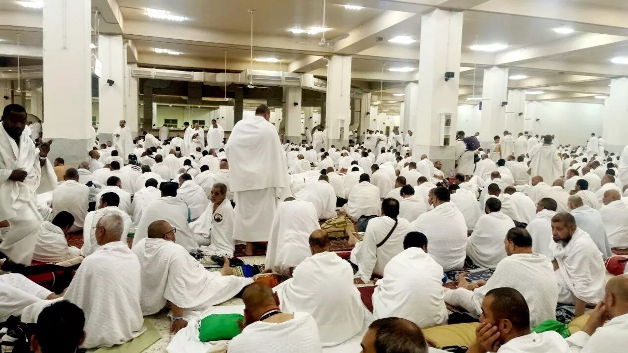 الحجاج يتوافدون إلى مسجد "نمرة" لأداء صلاتي الظهر والعصر والاستماع لخطبة عرفة