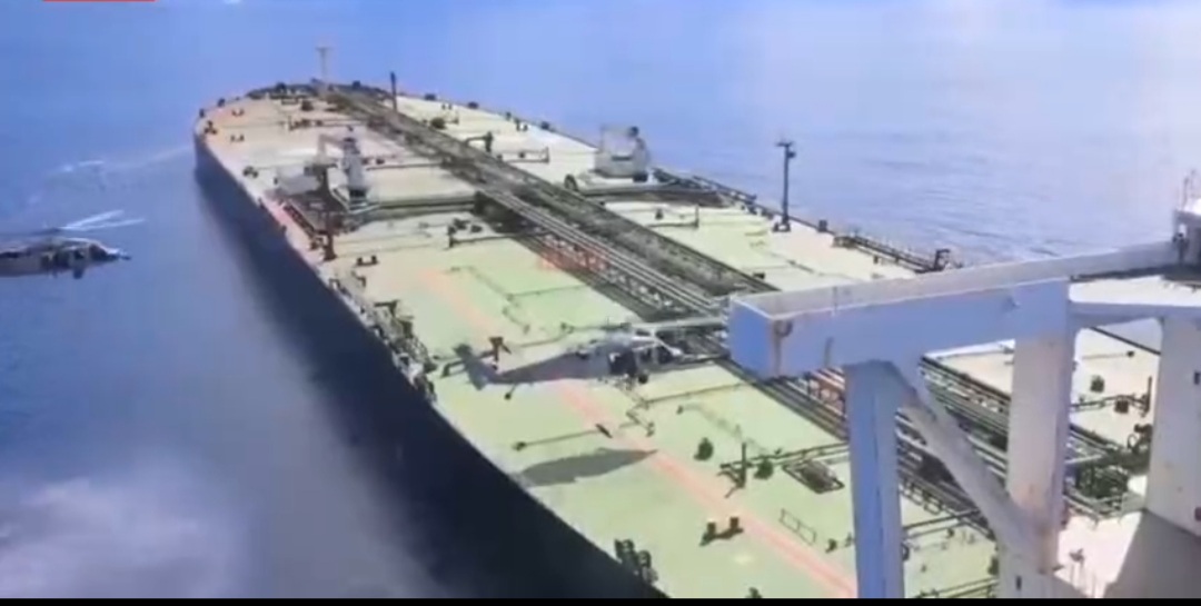 الحرس الثوري الإيراني يعلن السيطرة على سفينتين في مضيق هرمز