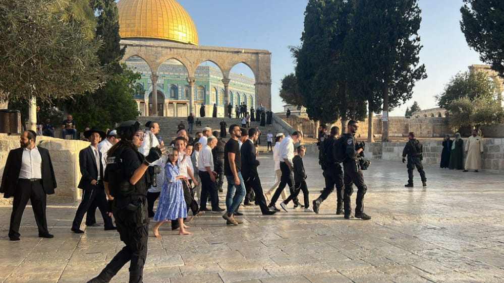 العدو الإسرائيلي يفرض إجراءات مشددة على المسجد الأقصى ويعتدي على مصلين عند أبوابه
